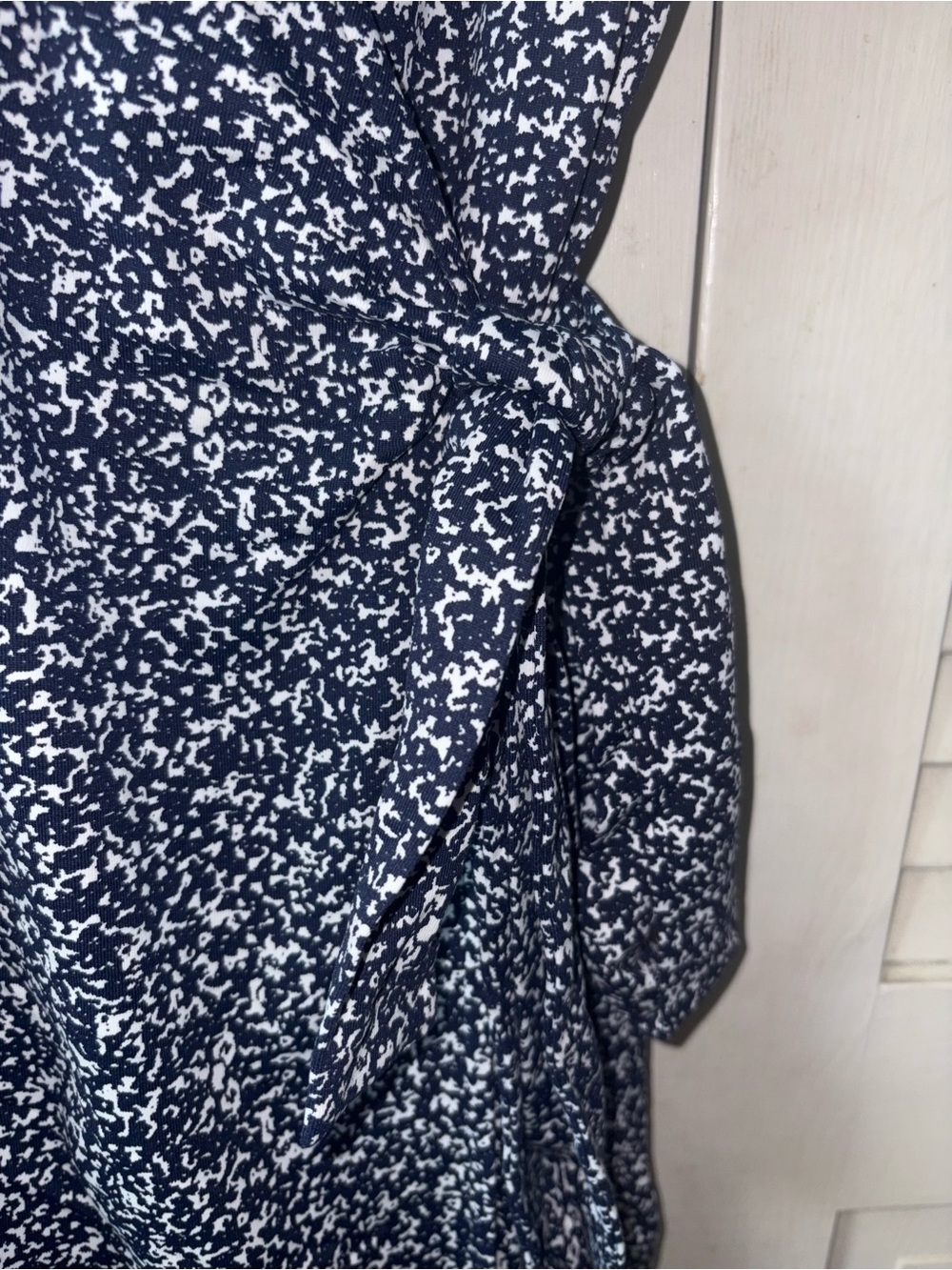J. McLaughlin Catalina Cloth Wrap Dress M Navy White Stretch Travel - Picture 4 of 6